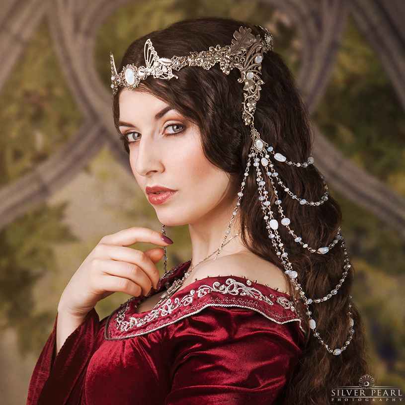 La modèle La Esmeralda pose comme la princesse Arwen dans le Seigneur des Anneaux